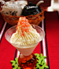 《用水果之王打造一份极品冰淇淋---榴莲冰淇淋》

食材：
纯牛奶150ml、淡奶油200ml、白砂糖25克、榴莲2块（忘了称重，多点少点 问题不大）；
步骤：
1. 牛奶、淡奶油、白砂糖倒入搅拌机，加入切成小块的榴莲肉；
2. 启动搅拌机，把榴莲打烂，混合均匀；
3. 取出冰淇淋机的内桶，安装好，启动冰淇淋机，从下料口倒入全部的材料；
4. 冰淇淋工作30分钟，即可