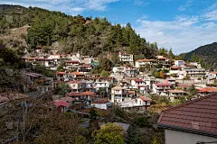 山地农业旅游度假村在森林中。Milikouri在塞浦路斯的Troodos山区。
