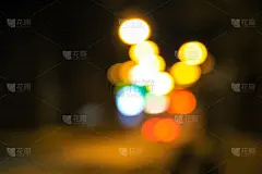 夜景模糊了车灯