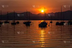 意大利加尔达湖上的帆船与夕阳