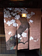 Noren日文写作"暖帘"，这种名称最初出现在镰仓时代（1185-1333），从发音来看，原词来自于中文，后来其日语发音从"nanren"，慢慢的就演变成"noren"，而这种用法就渐渐传遍日本列岛。