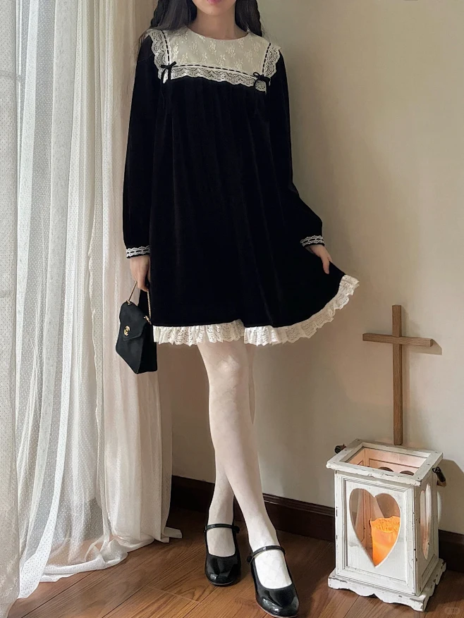 《修道院少女》 黑色丝绒连衣裙
