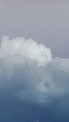 惟愿你，
是云游历四海，似月映照山川。 
五月，新的手机壁纸，送你们。
#寂静山河# ​​​​