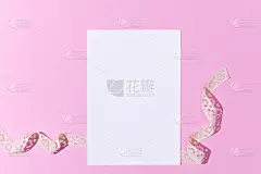 模型贺卡在粉红色的背景与复古花边。情人节，母亲节，婚礼节日邀请。