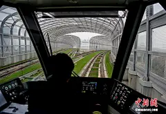 　　1月18日，正在行驶中的“光谷量子号”有轨电车。当日，武汉光谷有轨电车T1、T2示范线开展市民免费试乘活动。光谷有轨电车采用的是能量型超级电容无网供电技术。车身全长34.8米，每列车5节编组，最高运行时速70公里，最多可容纳360人。武汉光谷有轨电车T1、T2线于去年12月18日实现全线通车试运行，T1线连接关山大道和光谷步行街等繁华地带；T2线从光谷西一路往东，覆盖518平方公里的东扩区域。 中新社记者 张畅 摄