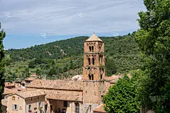 在法国普罗旺斯偏远的中世纪村庄Moustiers-Sainte-Marie，欣赏山崖、老房子、绿色山