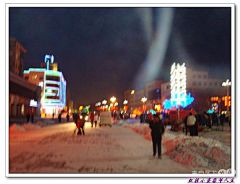 元宵夜色彩斑斓的扎兰屯中央路