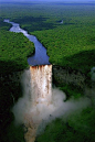 圭亚那（位于南美洲东北部）中部埃塞奎博河支流波塔罗河上的瀑布——凯厄图尔瀑布。