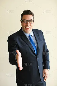 积极自信的商人伸出手