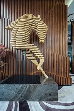 不挑设计的设计师,不是好设计师 : 成名已久的高文安在业内有个习惯，喜欢挑设计，挑别人不敢做、做不好的项目。温州中心样板房落地之初，投资方找过其他设计公司，方案差强人意，但交由高文安设计，却蜕变为一张展示温州城市时尚魅力的国际名片，成为