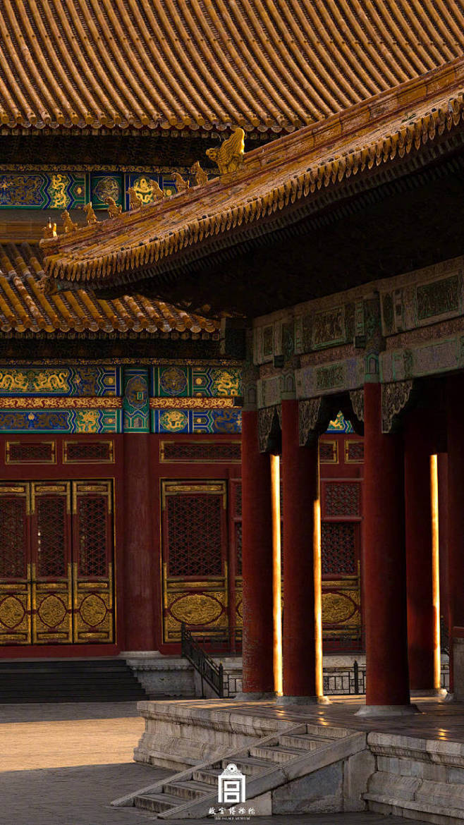 #故宫仅用三年半建成# 故宫是世界上最大规模的古代木结构建筑群，也是世界上最大规模的宫殿建筑群 via：故宫博物院