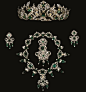 丹麦Caroline-Amalie王后的祖母绿套装。之前虽然分别属于其他成员/珠宝，但直到1840年才被她作为一套使用，因此以她命名。包括67颗祖母绿和2650颗钻石。 