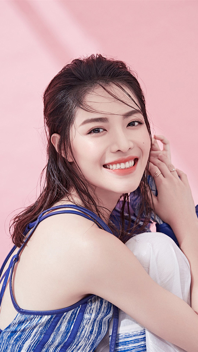 气质女星钟楚曦甜美微笑图片写真(1/9)_美女明星_4493美女图片