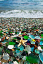 北美洲-玻璃海滩：玻璃海滩位于美国加州布拉格堡。沙子和玻璃由同样的物质——二氧化硅构成，这个地方曾是垃圾场。最终通过将数吨碎玻璃逐渐冲刷成漂亮的小圆石外形，太平洋代替人类完成了最终的清理工作。