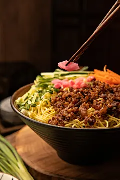 炸酱面特色小吃面食美食摄影图