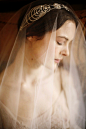 婚礼装束，头纱的魔力不可否认 - 尽显新娘优雅、恬静，随风飘逸的头纱让新娘拥有如仙女般唯美浪漫的感觉！ #优雅# #时尚# #礼服#