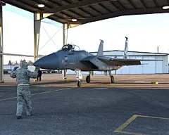 新年将至，大雪覆盖俄勒冈。空军航空兵某部F-15C 78-0482在例行检查时发现机翼有裂缝。红鹰联队维护组紧贴战场要求，接到命令迅速行动。维护组指挥员拉塔捏上校带领战士们和罗宾斯空军基地工程师现场协力攻关，提前完成新机翼更换。F-15C原本需停飞6个月，其中换机翼要10~12天，拉塔捏上校的维护组只用了7天，提前3天完成任务。飞机仅停飞1个月，在维护组的无私奉献精神下，换上新机翼的F-15C得以新年开飞。
