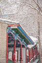 #初雪# 我也发一组，雪中的甘肃兰州五泉山古建筑群，2019年年初在兰州拍的。

西北地区的雪景也可以很美，古典的亭台楼阁配上大雪，有一种天人合一的意境。 ​​​​