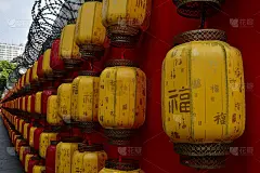 四排红黄相间的中国灯笼挂在铁丝网墙上