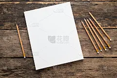 空白的白色帆布框架与铅笔在一个木制的背景。