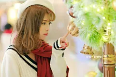 还记得那天你的妆容和本来就可爱的脸蛋，霓虹灯在下雪的夜里也比不上你好看的模样，平安夜的许愿，果然还是希望未来以后的日子一直都有你。——爱语心萌16.12.23#心萌心语##圣诞节##唯美##人像##摄影##小清新##美女##唯美图片##壁纸#