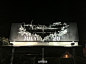 洛杉矶当地的一个《黑暗骑士崛起》户外广告。这不是平面设计，而是真的将它弄破。