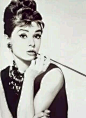 【无法忘怀的容颜】 奥黛丽·赫本Audrey Hepburn 。 #赫本美人# #黑白美人# #经典影视# #老明星# #记忆中的女神# @予心木子 @东篱下