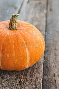 秋天的背景。自然秋景南瓜木制背景。鼓舞人心的十月或九月壁纸。改变季节，成熟有机食品的概念。万圣节派对