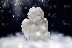 黑色背景上的白色守护天使。