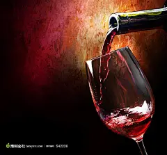 倒入酒杯的红酒高清摄影桌面壁纸图片素材