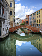 意大利威尼斯运河中桥的美丽倒影
