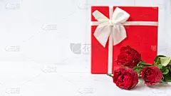 情人节。红玫瑰与礼盒和情人节卡片在老木头背景。情人心在情人节浪漫。节日和情人节概念