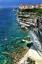 Bonifacio, Corsica, France 博尼法乔是法国科西嘉岛最南的城市，依景而建，气势非凡。博尼法乔古城周围堡垒遗迹遍布，古城本身矗立在一块高而狭窄的岬角上，岬角受水侵风蚀，形成独特的岩溶风貌。古城海边有一条长达 1500米的弯弯曲曲的海岸，形成一道如画的风景。