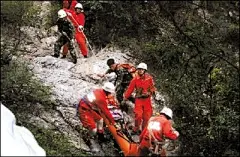 女子爬箭扣摔伤 消防员火速登山救援