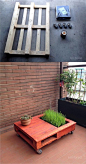 Interesting DIY project founded at Koi Forest where they use a repurposed pallet to create a nice coffee table for your terrace or even indoors by integrating a mini garden. The coffee table is also on wheels and it can be adapted and declined endlessly a