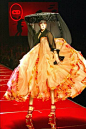Christian Dior 2003，中国古舞与西方马戏团元素的集合