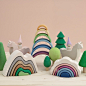 俄国玩具设计师 Inna Prokhorova 的作品，天然木质纹理打磨成形