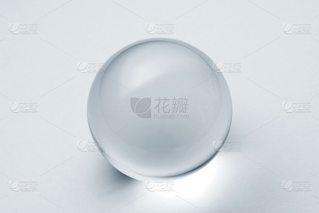 一个浅蓝色的镜头球。银蓝色反光玻璃球。