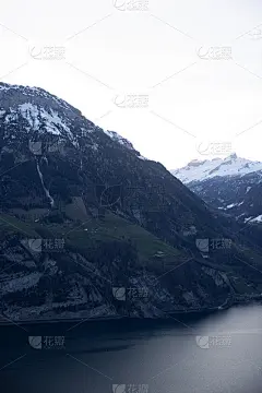 从一个叫Marienhöhe的悬崖顶上俯瞰卢塞恩湖的美景。这是你见过的最壮观的日出之一。瑞士阿尔卑斯