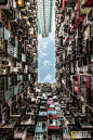 香港作为全世界人口密度最高的城市之一，建筑十分密集，大量摩天大楼分布维多利亚港两岸，高度逾100米的建筑超过3000座。不仅是高楼大厦的密集，重复排列的住宅区和居民楼是香港城市的特点。漫步于香港城市丛林之中，通过地图搜寻一个个密集的建筑区，置身于此找寻规律和结构，发现和探索重复构成的线 ​​​​...展开全文c