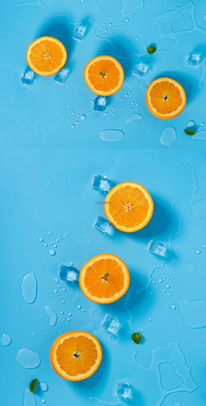 05771_蓝色的背景透明的冰块几枚橙子...