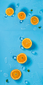 05771_蓝色的背景透明的冰块几枚橙子食物饮品素材设计.jpg
