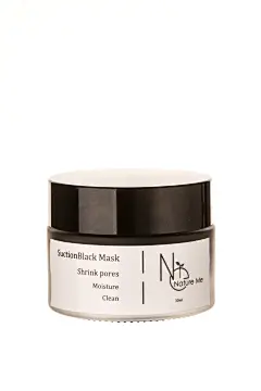 活性炭鼻膜

英文名 Suction Black Mask
原名 	日本产活性炭原材料鼻膜
效果	深入底层吸油去污，净化毛孔
成分	含天然竹炭精华
原产地	日本

日本产活性炭原材料鼻膜，超强吸附洁净力，能溶解毛孔内的污垢，深入底层吸油去
污，净化毛孔。

撕拉型的黑面膜，延展极佳易均匀涂抹，对清除毛孔表面脏污效果显著，进行净化肤质保养，撕除肌肤老废角质、粉刺，预防毛孔阻塞现象，於撕除时一起洁净肤质，添加收敛及镇静成份可使肤质自然澄净亮丽。

洁面后，将膏体均匀涂于鼻部，20分钟左右  8成干 就可由下往