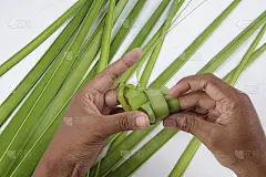 Ketupat是一种天然的大米外壳，由年轻的椰子叶制成，用于煮饭