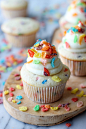 FRUITY PEBBLE CUPCAKES