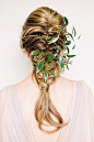 21个清新自然的新娘发型，打造清丽脱俗的仙女系新娘！+来自：婚礼时光——关注婚礼的一切，分享最美好的时光。#新娘发型# #编发# #纯绿叶发饰#