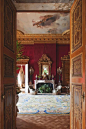 沃德斯庄园的红色客厅保存着完好的萨伏内里地毯。最初由路易十四为卢浮宫长廊所定制，是沃德斯登庄园收藏的93件地毯之一。