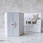 DIOR 2020圣诞限量迷你三件套组礼盒

经典的三面式设计，图案与法国插画家Safia Ouares合作，延续圣诞倒数日历的华丽风格，勾勒出一场于蒙田大道30号前举办的缤纷圣诞派对。

内含：
花蜜玫瑰微凝珠精华 10 ml
真我香氛 5 ml...展开全文c