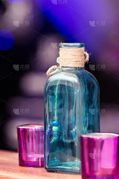 桌饰为十五寿宴小壶和小花瓶，色彩鲜艳