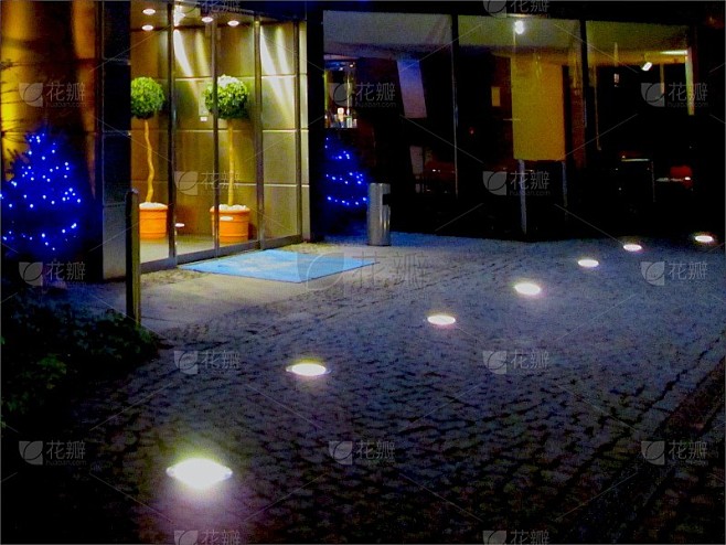 夜晚现代建筑入口鹅卵石门廊梦幻多彩的灯光